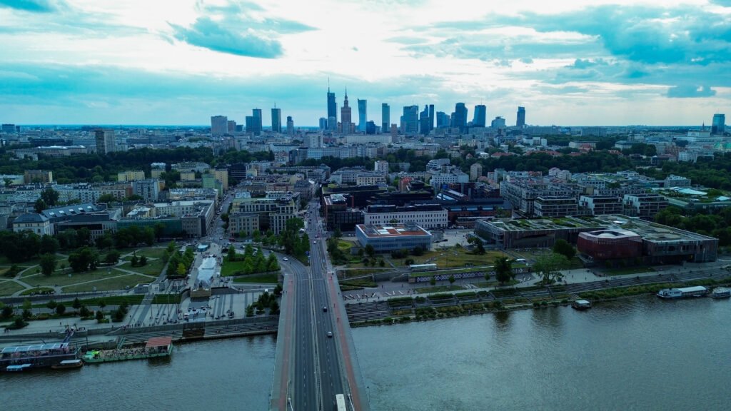 panorama miasta warszawa z drona